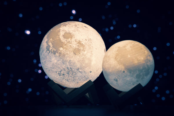 Δώστε μια ιδιαίτερη νότα στο χώρο σας, με την 3D Moon Lamp!